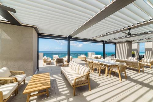 Балкон/терраса, Allure 502, Beachfront Penthouse by ZenBreak in Бриджтаун Балкон/терраса, Allure 502, Beachfront Penthouse by ZenBreak in Бриджтаун