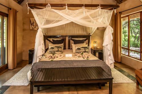 Thornhill Safari Lodge in Thornybush Game Reserve Thornhill Safari Lodge in Thornybush Game Reserve