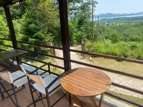 Το σαλέ της λίμνης (Το σαλε της λιμνης) in Kalyvia Fylaktis Το σαλέ της λίμνης (Το σαλε της λιμνης) in Kalyvia Fylaktis