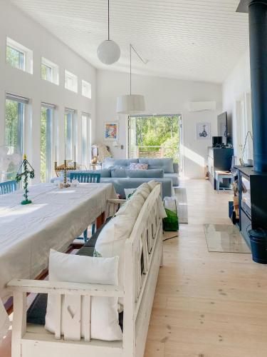 Фасада на хотела, Modern Glass House With A View Over Lake Lejondal in Бру Фасада на хотела, Modern Glass House With A View Over Lake Lejondal in Бру