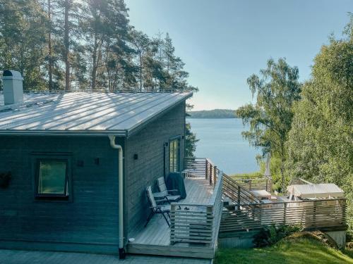 Фасада на хотела, Modern Glass House With A View Over Lake Lejondal in Бру Фасада на хотела, Modern Glass House With A View Over Lake Lejondal in Бру
