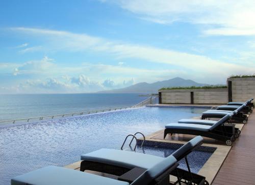 Úszómedence, Four Points by Sheraton Manado in Manado Úszómedence, Four Points by Sheraton Manado in Manado