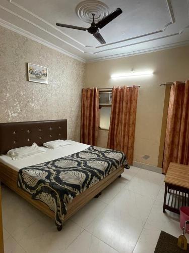 Ágy, HOTEL GOLDEN INN Near Mansa Devi Temple and Chandi Devi Temple # Ganga River - Free Parking & Free W in Rodi Belwala Ágy, HOTEL GOLDEN INN Near Mansa Devi Temple and Chandi Devi Temple # Ganga River - Free Parking & Free W in Rodi Belwala
