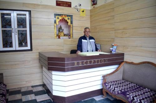 Előcsarnok, HOTEL GOLDEN INN Near Mansa Devi Temple and Chandi Devi Temple # Ganga River - Free Parking & Free W in Rodi Belwala Előcsarnok, HOTEL GOLDEN INN Near Mansa Devi Temple and Chandi Devi Temple # Ganga River - Free Parking & Free W in Rodi Belwala