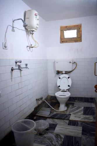 Fürdőszoba, HOTEL GOLDEN INN Near Mansa Devi Temple and Chandi Devi Temple # Ganga River - Free Parking & Free W in Rodi Belwala Fürdőszoba, HOTEL GOLDEN INN Near Mansa Devi Temple and Chandi Devi Temple # Ganga River - Free Parking & Free W in Rodi Belwala