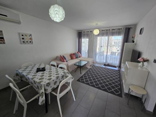 Sunny Ground floor bungalow opposite the swimming pool in Cabo Roig Sunny Ground floor bungalow opposite the swimming pool in Cabo Roig