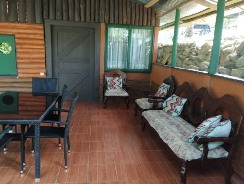 Cabaña Rústica la Paz de Río Celeste (Cabana Rustica la Paz de Rio Celeste) in Guatuso Cabaña Rústica la Paz de Río Celeste (Cabana Rustica la Paz de Rio Celeste) in Guatuso