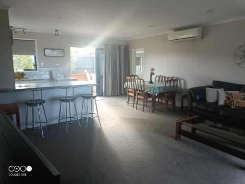 Cozy spacious estuary view three bedroom townhouse in เวสท์ชอร์ Cozy spacious estuary view three bedroom townhouse in เวสท์ชอร์