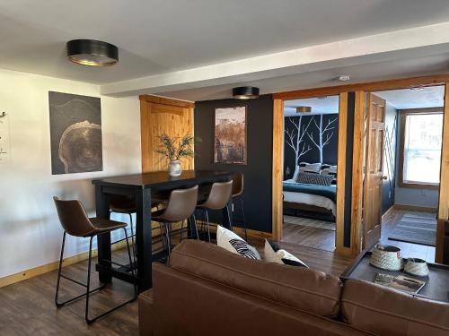 Facilities, The Chalet - Spacious 7 bedroom near Sugarloaf, on Snowmobile and UTV trails, Hiking, Golf and Flags in Carrabassett Valley (ME) Facilities, The Chalet - Spacious 7 bedroom near Sugarloaf, on Snowmobile and UTV trails, Hiking, Golf and Flags in Carrabassett Valley (ME)