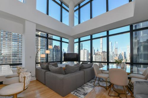 View, Opulent 2BR Duplex - Iconic Midtown Views in Upper East Side View, Opulent 2BR Duplex - Iconic Midtown Views in Upper East Side