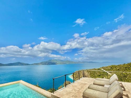 Window to the Sea - Phenomenal Pool and Hot Tub Villa in East End Window to the Sea - Phenomenal Pool and Hot Tub Villa in East End