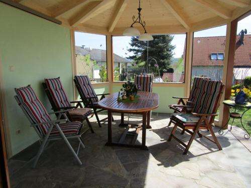 شرفة/ تراس, Haus Sundl - Privatzimmer in Emmersdorf an der Donau شرفة/ تراس, Haus Sundl - Privatzimmer in Emmersdorf an der Donau