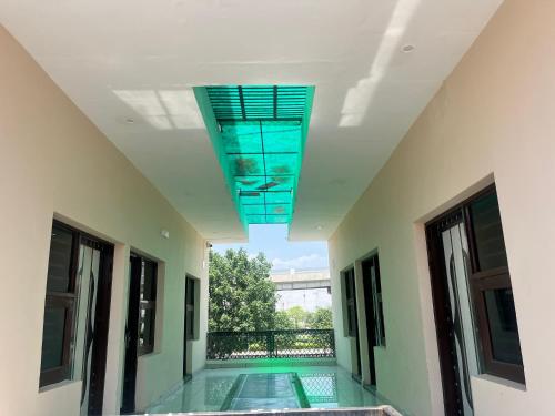 Előcsarnok, Mahadev Hotel !! Near Chandigarh Int'l Airport ! in Chandigarh repülőtér Előcsarnok, Mahadev Hotel !! Near Chandigarh Int'l Airport ! in Chandigarh repülőtér