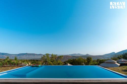 Úszómedence, StayVista at Vaana - Glamping Tents, Jacuzzi, Pool in Gevhande Khadak Úszómedence, StayVista at Vaana - Glamping Tents, Jacuzzi, Pool in Gevhande Khadak
