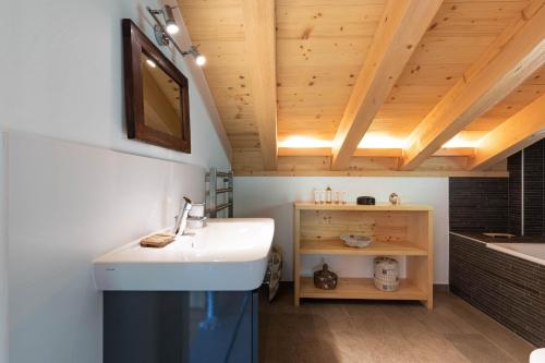 kopalnica, Ann LANDSCAPED & LUXE chalet 8 pers by Alpvision Residences in Nendaz kopalnica, Ann LANDSCAPED & LUXE chalet 8 pers by Alpvision Residences in Nendaz