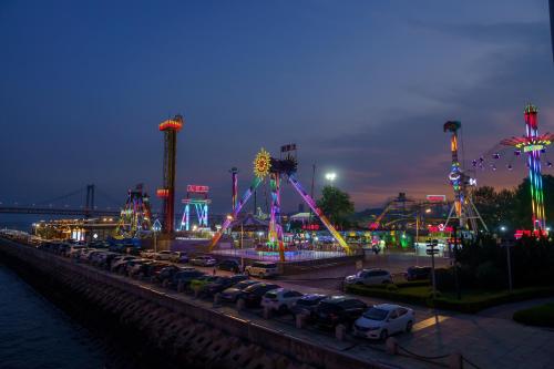 Kilátás, 满月云朝夕民宿酒店 near Xinghai Square Kilátás, 满月云朝夕民宿酒店 near Xinghai Square