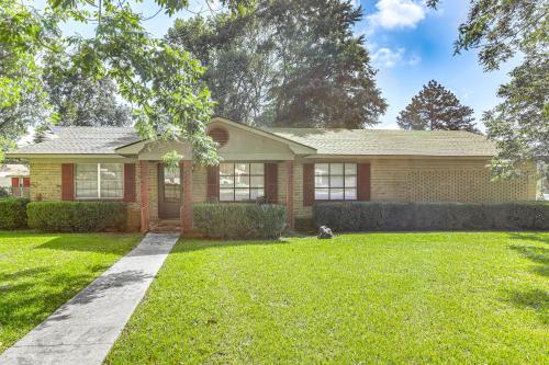 1 Mi to Dtwn Waycross Home with Furnished Porch in Waycross 1 Mi to Dtwn Waycross Home with Furnished Porch in Waycross