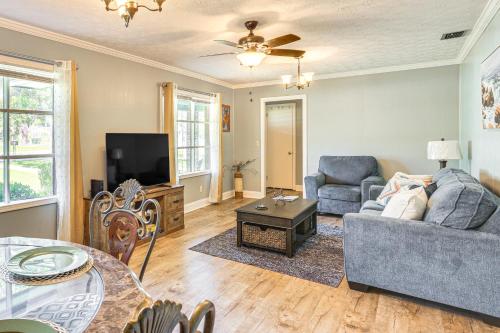 1 Mi to Dtwn Waycross Home with Furnished Porch in Waycross 1 Mi to Dtwn Waycross Home with Furnished Porch in Waycross