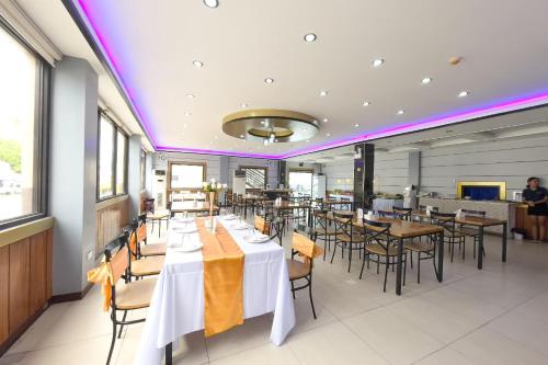 Restaurant, Valentine Hotel near Fields Ave Restaurant, Valentine Hotel near Fields Ave