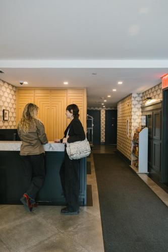 레드포드 호텔 (Redford Hotel) in 로어 이스트 사이드 레드포드 호텔 (Redford Hotel) in 로어 이스트 사이드