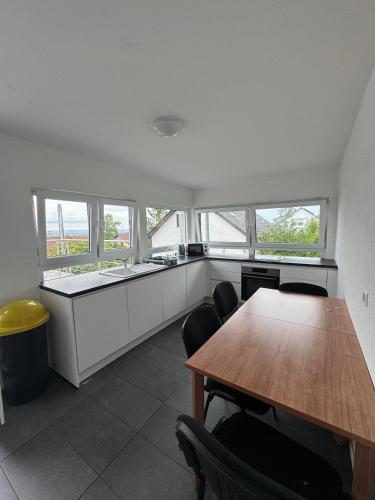 Konyha, Unterkunft nahe Flughafen, mit Dachterrasse, 3 Schlafzimmer in Filderstadt Konyha, Unterkunft nahe Flughafen, mit Dachterrasse, 3 Schlafzimmer in Filderstadt