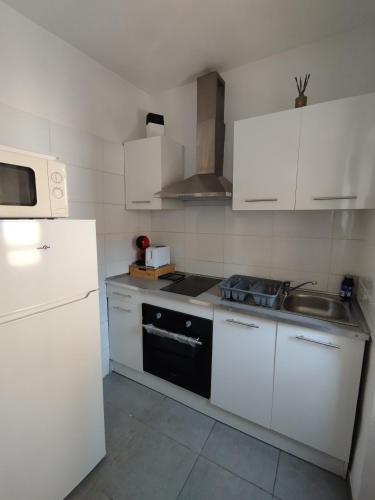 keuken, Duplex avec vue fontaine et clocher Centre Barjols in Barjols keuken, Duplex avec vue fontaine et clocher Centre Barjols in Barjols