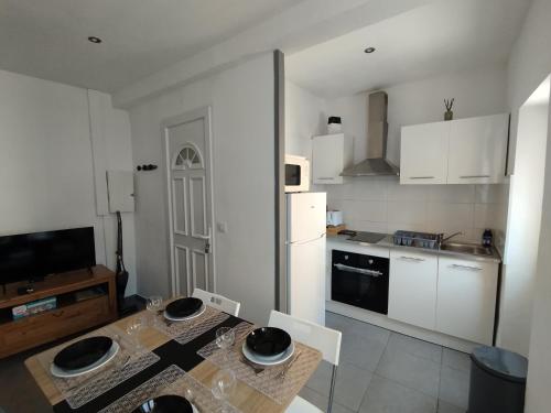 keuken, Duplex avec vue fontaine et clocher Centre Barjols in Barjols keuken, Duplex avec vue fontaine et clocher Centre Barjols in Barjols