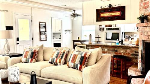 Stylish 4BR Retreat in Cypress - King Bed -Fireplace -Outdoor Patio - TVs in 4 Rooms in Cypress Stylish 4BR Retreat in Cypress - King Bed -Fireplace -Outdoor Patio - TVs in 4 Rooms in Cypress