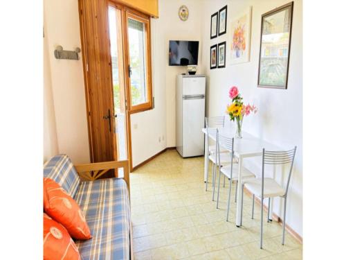 صالة مشتركة/ منطقة التلفزيون, Charming two-bedroom apartment with private garden in Bibione Spiaggia صالة مشتركة/ منطقة التلفزيون, Charming two-bedroom apartment with private garden in Bibione Spiaggia