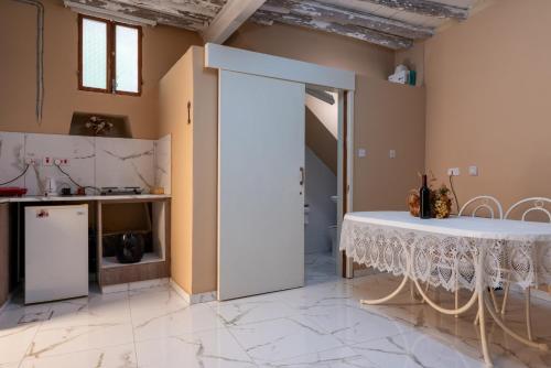 廚房, Traditional Stone House in Vouni, Quiet Stay with Courtyard & BBQ in 禾尤尼 廚房, Traditional Stone House in Vouni, Quiet Stay with Courtyard & BBQ in 禾尤尼