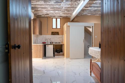 廚房, Traditional Stone House in Vouni, Quiet Stay with Courtyard & BBQ in 禾尤尼 廚房, Traditional Stone House in Vouni, Quiet Stay with Courtyard & BBQ in 禾尤尼