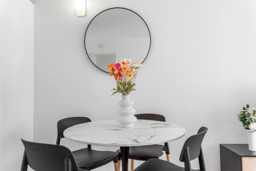 Spacious 1BR Near Hospital, QUT and CBD with Parking! in Windsor Spacious 1BR Near Hospital, QUT and CBD with Parking! in Windsor