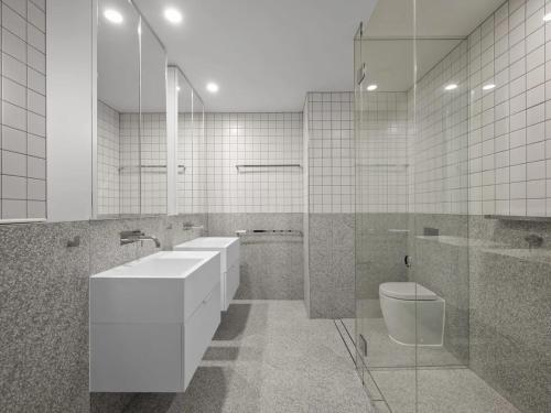 Bathroom, Platinum Luxury Stays at Aston in Macleod Bathroom, Platinum Luxury Stays at Aston in Macleod