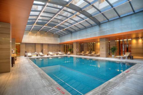 スイミングプール, インターコンチネンタル ジナン シティ センター 旧:クラウン プラザ ジナン シティ センター バイ IHG (Intercontinental Jinan City Center - previous Crowne Plaza Jinan City Center By IHG) in 済南(ジーナン) スイミングプール, インターコンチネンタル ジナン シティ センター 旧:クラウン プラザ ジナン シティ センター バイ IHG (Intercontinental Jinan City Center - previous Crowne Plaza Jinan City Center By IHG) in 済南(ジーナン)