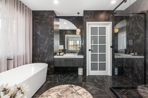 Luxury Hampton House with Heated pool in Campbelltown Luxury Hampton House with Heated pool in Campbelltown