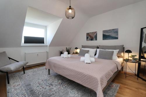 سرير, helloYOU apartments I Wohntraum am Wasser I Zentral I Parkplatz I Nahewein in Bad Kreuznach سرير, helloYOU apartments I Wohntraum am Wasser I Zentral I Parkplatz I Nahewein in Bad Kreuznach