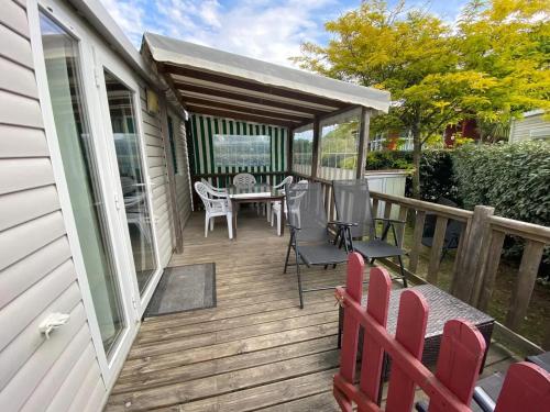 Balcony/terrace, Bungalow Confort Gastes Jacuzzi in Gastes Balcony/terrace, Bungalow Confort Gastes Jacuzzi in Gastes