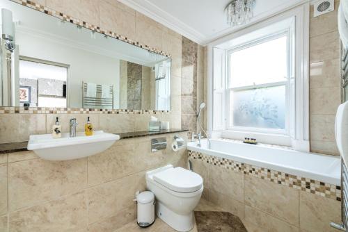 Bathroom, The Ayrlington House in Bath Bathroom, The Ayrlington House in Bath