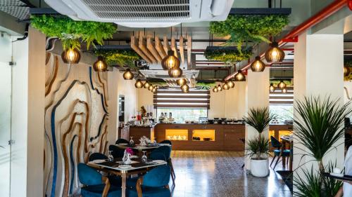 Étterem, Evaara By The Ganges in Chandi Ghat Étterem, Evaara By The Ganges in Chandi Ghat