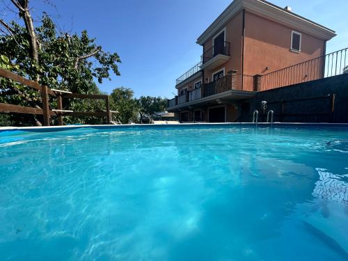 Villa Feluchia tra il mare e il vulcano in Ачіреалє Villa Feluchia tra il mare e il vulcano in Ачіреалє