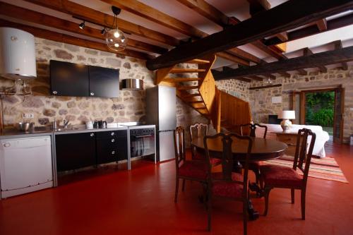 Létesítmények, Gatehouse of the Palacio de Hualle near Comillas in Valdaliga Létesítmények, Gatehouse of the Palacio de Hualle near Comillas in Valdaliga