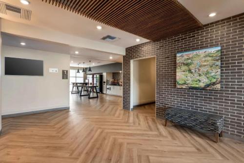 Lobby, Extended Stay America Premier Suites - Colorado Springs - South near Colorado Springs Airport Lobby, Extended Stay America Premier Suites - Colorado Springs - South near Colorado Springs Airport