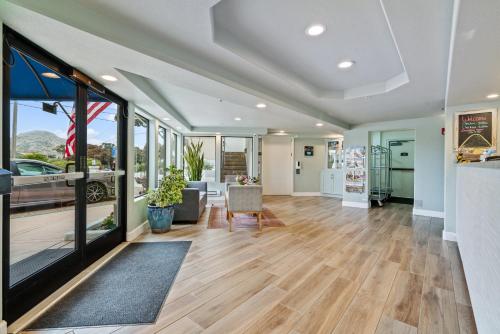 Előcsarnok, La Serena Inn in Morro Bay (Kalifornia) Előcsarnok, La Serena Inn in Morro Bay (Kalifornia)