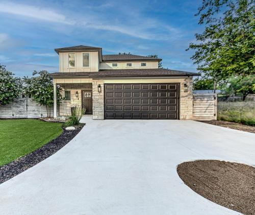 6BD Retreat for 14 with Fire Pit Patio & Lake Access in Marble Falls (TX) 6BD Retreat for 14 with Fire Pit Patio & Lake Access in Marble Falls (TX)