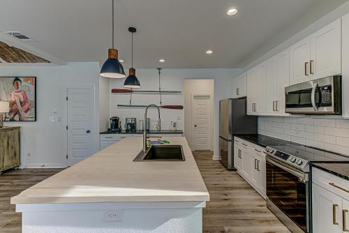 6BD Retreat for 14 with Fire Pit Patio & Lake Access in Marble Falls (TX) 6BD Retreat for 14 with Fire Pit Patio & Lake Access in Marble Falls (TX)