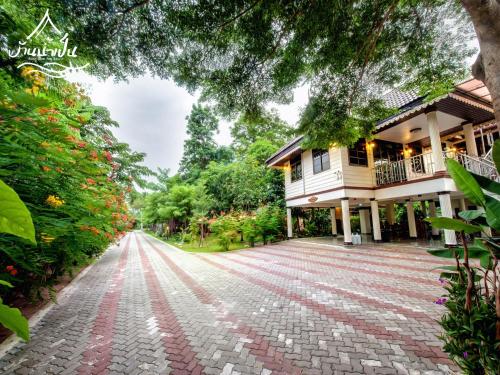 Entrance, Baan Nam Pen Resort in Samut Songkhram Entrance, Baan Nam Pen Resort in Samut Songkhram