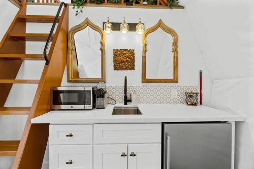Beautiful Lofted Dome with Cozy Deck and Charming Design in Elgin, Texas in Elgin Beautiful Lofted Dome with Cozy Deck and Charming Design in Elgin, Texas in Elgin
