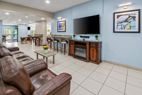 Quality Inn & Suites in Washington (PA) Quality Inn & Suites in Washington (PA)