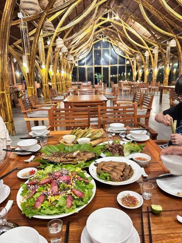 Ravintola, The BanBa Jungle Logde Retreat in Lang Khiem Ravintola, The BanBa Jungle Logde Retreat in Lang Khiem