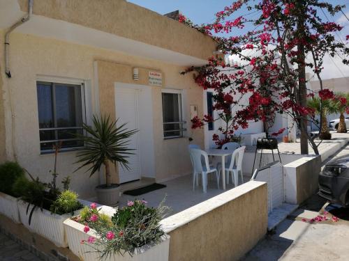 Bungalow au bord de la mer in Ezzahra (Bin `Arus) Bungalow au bord de la mer in Ezzahra (Bin `Arus)